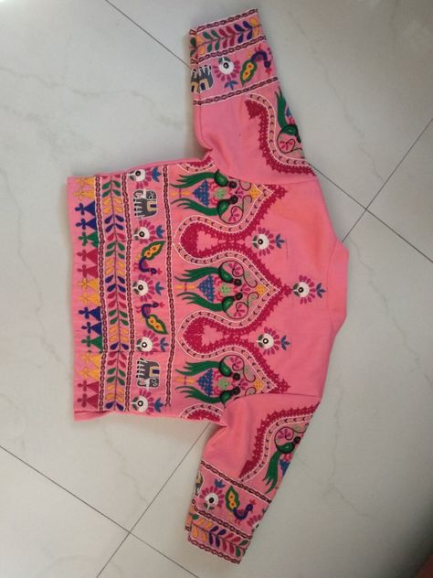 Sadu Bharat Chaniyacholi, Sada Bharat Work, Sadu Bharat Blouse, Sadu Work Blouse, Sadu Bharat, Emblem Embroidery, Kutch Work Designs, Boat Neck Blouse Design, Traditional Blouse Designs