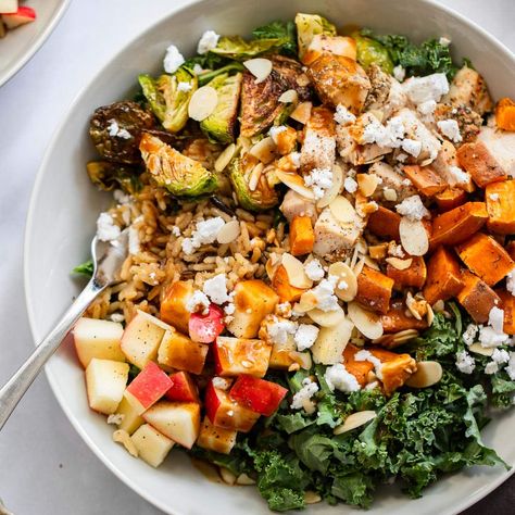 This harvest bowl recipe is a sweetgreen copycat that incorporates all the flavors of fall since it’s made with roasted chicken, wild rice, sweet potato, kale, and topped with a tangy balsamic vinaigrette. Wild Rice Sweet Potato, Harvest Bowl Recipe, Potato Bowl Recipe, Rice Sweet Potato, Sweet Potato And Kale, Healthy Harvest, Harvest Bowl, Power Bowl Recipe, Chicken Wild Rice