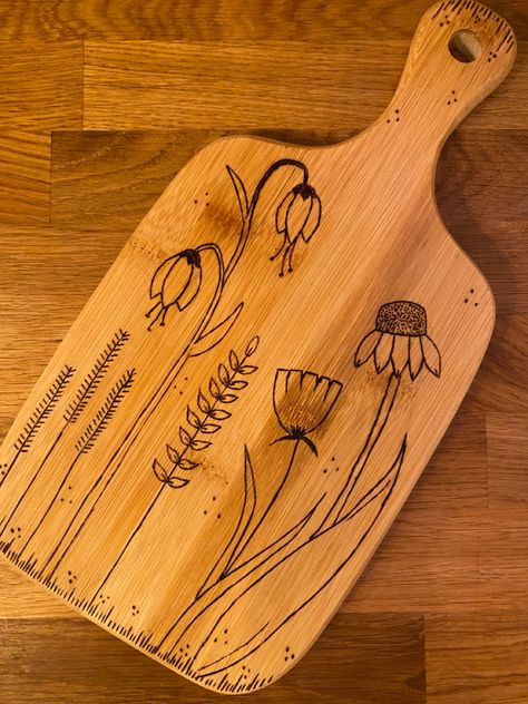 A simple design for a statement chopping board. Perfect for a cheese board at a party. Diy Chopping Board Art, Charcuterie Board Pyrography, Chopping Board Ideas Decor, Wood Burn Chopping Board, Wood Burning Chopping Board Design, Wood Burning Art Patterns Tray, Woodburn Cheese Board, Wooden Cheese Board Design, Chopping Board Art