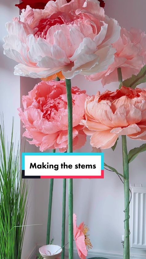 Giant Paper Flower Stand Diy, Crepe Paper Flower Backdrop Diy, Diy Large Standing Flowers, How To Make Life Size Flowers, Giant Flower Stem Diy, Life Size Flowers Diy, Giant Fake Flowers, Diy Large Foam Flowers, Life Size Flowers