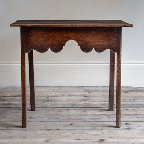 Oak side table, c.1800. A simple design with a deep shaped frieze. A good size for a bedside table. | Instagram Tuscany Home, Nightstand Design, Vintage Furniture Design, Chest Furniture, Antique Side Table, Green Woodworking, American Interior, Interiors Inspiration, Oak Side Table