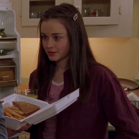 Alexis Bledel, Rory Gilmore Hair, Rory Gilmore Style, Estilo Rory Gilmore, Gilmore Girls Outfits, Gilmore Girl, The Cardigans, Lorelai Gilmore, Rory Gilmore