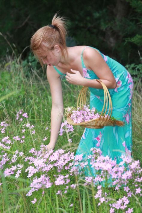 <3 Logos, Kawaii, Women Picking Flowers, Someone Picking Flowers, Person Picking Flowers Reference, Picking Up Pose Reference, Person Picking Flowers, Picking Up Something Pose Reference, Picking Flowers Drawing