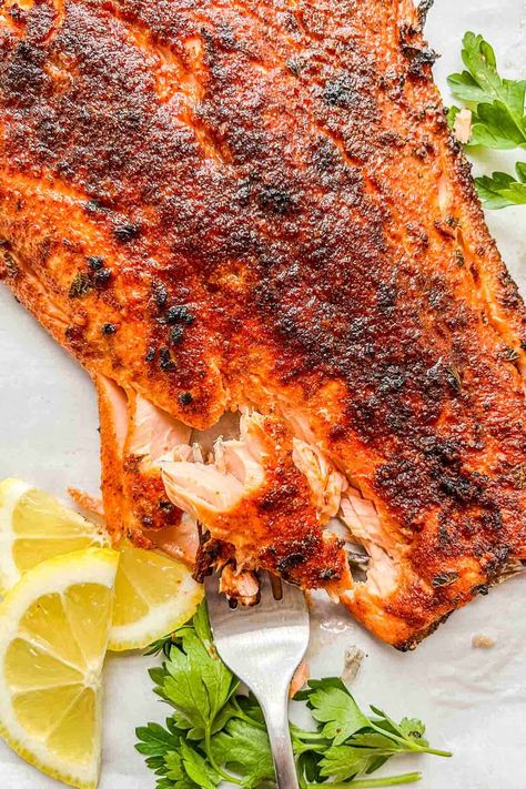 A fork taking a piece out of a broiled salmon fillet. Broiled Salmon Recipes, Salmon Fillet Recipes, Baked Salmon Lemon, Pescetarian Recipes, Broiled Salmon, Delicious Seafood Recipes, Healthy Salmon Recipes, Easy Fish Recipes, Salmon Seasoning