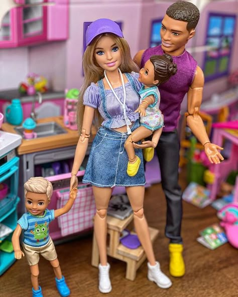 Toys Barbie Dolls, Barbie Doll Diys, Barbie Doll House Ideas, Barbie Family Photos, Barbie Doll Room, Barbie Doll Family, Doll House Barbie, Chelsea Barbie, I Love Being A Mom