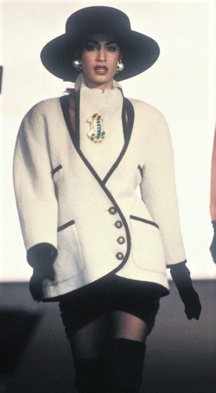 Chanel History, 80s Runway Fashion, Yasmeen Ghauri, Moda Chanel, Chanel Runway, 90s Runway Fashion, Runway Fashion Couture, Runway Outfits, Chanel Style