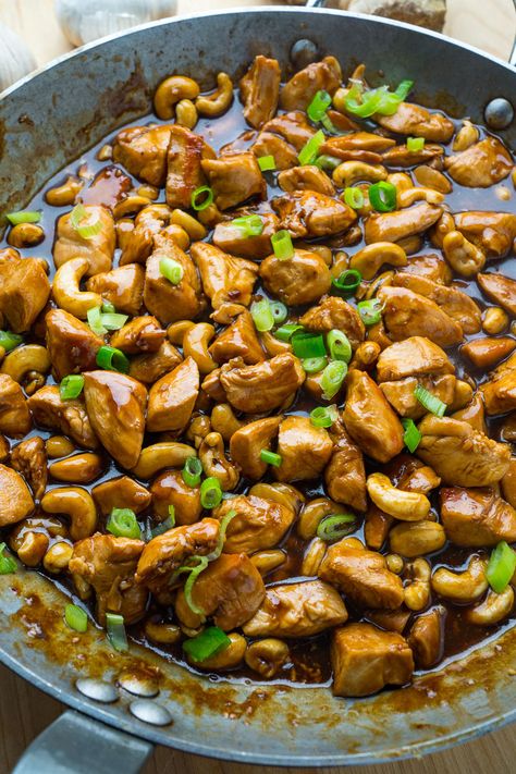 Cashew Chicken - Quick and easy Chinese style cashew chicken that's lighter and healthier and ready in under 20 minutes! Easy Cashew Chicken Recipe, Cashew Chicken Recipe, Chinese Foods, Cashew Chicken, Easy Chinese, Quick Chicken, Chinese Dishes, Hoisin Sauce, Easy Weeknight Dinners