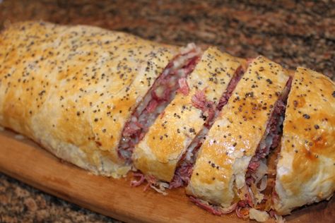 Puff Pastry Sandwich Recipes, Puff Pastry Stromboli, Reuben Rolls, Stromboli With Puff Pastry, Reuben Roll Ups, Ruben Puff Pastry Pinwheels, Reuben Crescent Bake Recipe, Rueben Pinwheels With Puff Pastry, Reuben Puff Pastry Pinwheels