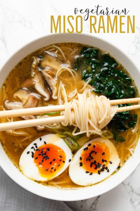 Healthy Ramen Recipes, Ramen Noodle Recipes Soup, Healthy Ramen, Vegetarian Ramen, Easy Ramen, Pasta Vegetariana, Miso Ramen, Cibo Asiatico, Ramen Recipe