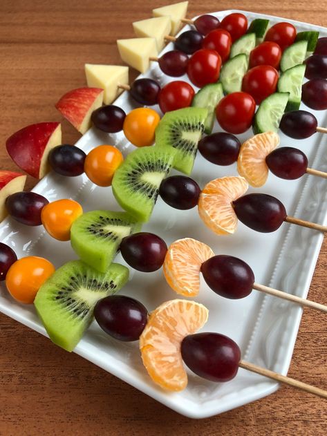 Fruit and Vegetable Rockets Fruits Skewers, New Years Eve Snacks, Thanksgiving Fruit, Fruit Buffet, Fruit Cake Design, Amazing Food Platters, Fruit Kebabs, Fruit Appetizers, Mini Dessert Cups