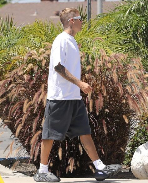 Justin Bieber Shoes, Yeezy Slides Outfit, Kanye Fashion, Runners Outfit, Justin Bieber Outfits, Justin Bieber Style, Yeezy Outfit, Slides Outfit, Spring Outfits Men