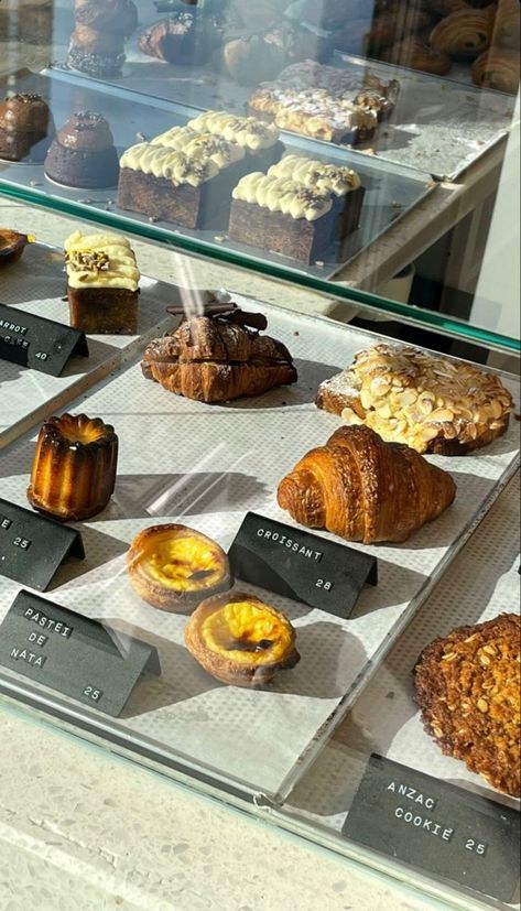 Bakery Case Display Ideas, Cafe Pastry Display, Cafe Food Display, Pastry Shop Interior, Pastry Display, Opening A Bakery, Bakery Shop Design, Bakery Interior, Bakery Design Interior