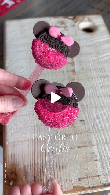 Minnie Mouse Oreo, Tady Bear, Disney Themed Party, Disney Themed Cakes, Easy Treats To Make, Minnie Mouse Cookies, Treats To Make, Disney Cookies, Disney Theme Party