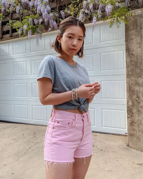 Pink Denim Shorts Outfit, Pink Shorts Outfits, Denim Shorts Outfit Summer, Summer Outfits Casual, Denim Shorts Outfit, Pink Denim Shorts, Summer Shorts Outfits, Pink Denim, High Rise Denim Shorts