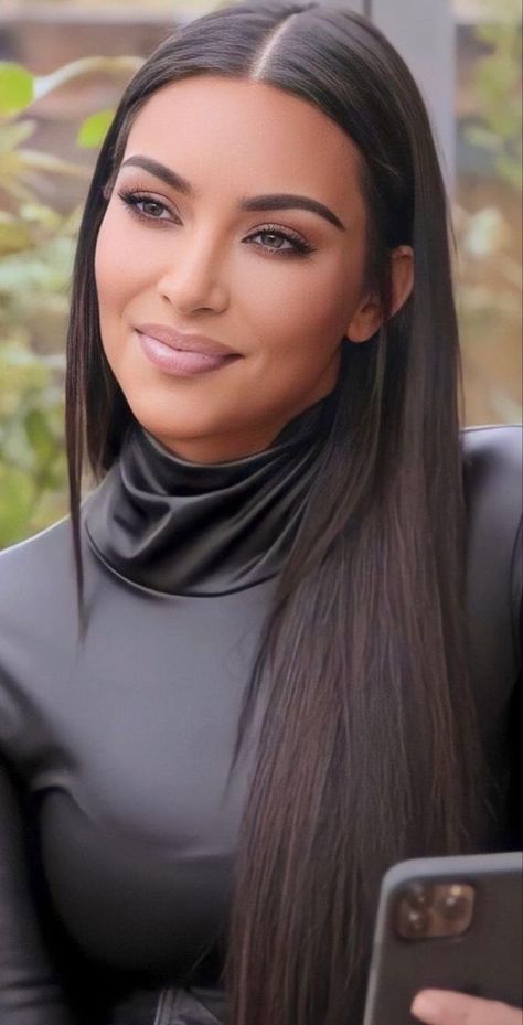 K Kardashian, Kim Kardashian Long Hair, Rich Photoshoot, Kim K Hair, Strong Eyebrows, Kim Kardashian Makeup Looks, Very Easy Makeup, Estilo Khloe Kardashian, Kardashian Makeup