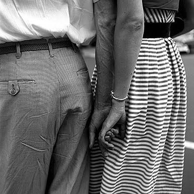 vivian maier, chicago street photographer 1950-1990.  a collection of her negatives has been found and shows an amazing woman with an amazing eye.  a documentary is being made, a book being published and an exhibit open in chicago.  this kind of story endlessly inspires me. Vivian Maier Street Photographer, Vivian Mayer, Paula Scher, Diane Arbus, Urban Culture, Vivian Maier, Romantic Photos, Foto Art, Street Photographers