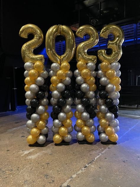 Balloon Decorations Graduation, Grad Decor, Homecoming Decorations, Elementary Graduation, Balloon Pillars, Prom Backdrops, Graduation Party Backdrops, Boy Graduation, Balloon Tower