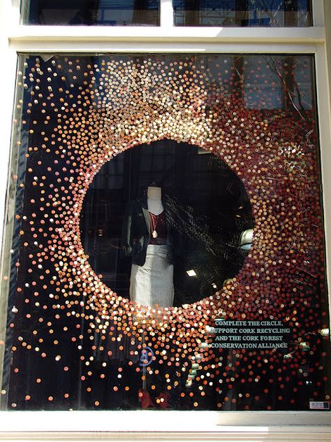 We love shops and shopping - seanmurrayuk.com, www.facebook.com/ShoppedInternational and @Jenny Winegeart Anthropologie Window Display, Anthropologie Display, Decoration Vitrine, Store Window Displays, Christmas Window Display, Window Display Design, Window Graphics, Retail Windows, Store Window