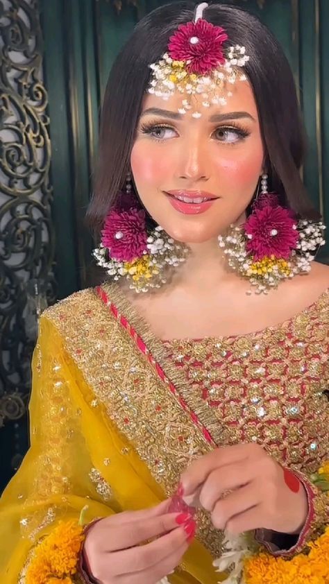 Mehndi Bride Jewellery, Mayun Makeup Look, Pakistani Wedding Ceremony, Jewelry For Mehndi Function, Pakistani Flower Jewellery, Haldi Outfits Pakistani, Makeup Looks With Yellow Dress, Haldi Bridal Jewellery, Mehendi Bridal Look