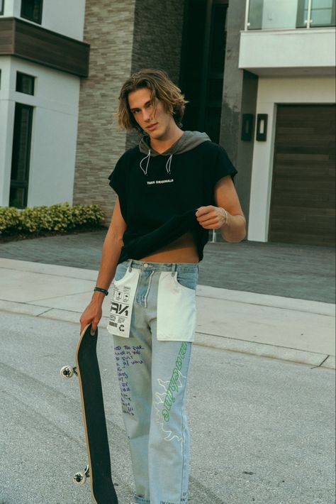 Surfer Boy Outfits, Long Hair Male Model, Aries Outfits, Jason Taylor, Outfit Rosa, Surfer Hair, Casual Outfits Fashion, Fashion Casual Outfits, Middle Part Hairstyles