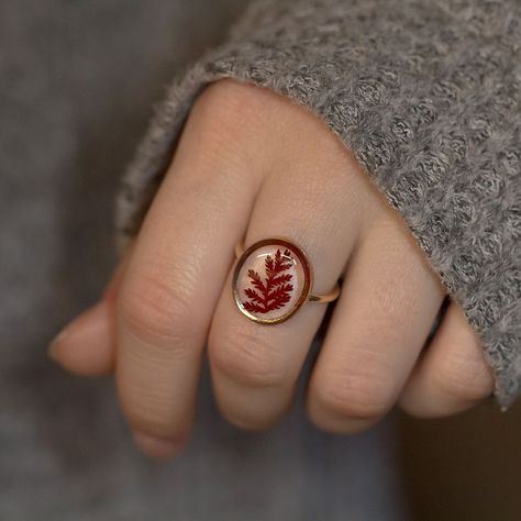 Stephanie Jones on Instagram: “More red fern rings will be in Friday’s shop update :) I’m finishing up this batch tonight and will share more previews tomorrow!” Fern Ring, Resin Jewerly, Aesthetic Ring, Flower Resin Jewelry, Resin Rings, Resin Products, Ring Inspo, Resin Jewelry Diy, Resin Design