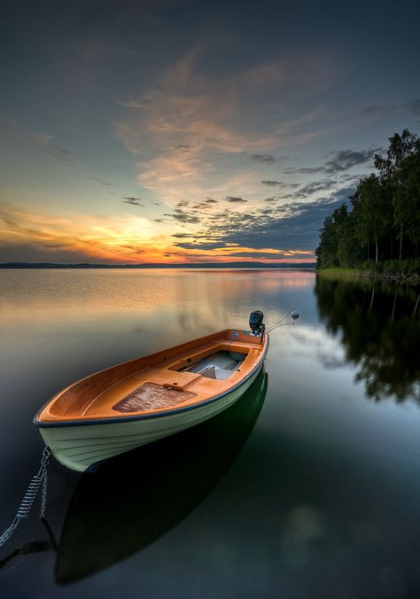 'Orange' boat, sky reflections! In Varmland, Sweden. Cer Nocturn, Wow Photo, Row Boats, Paddle Boat, Old Boats, Boat Art, Lake Pictures, Fotografi Alam Semula Jadi, Pontoon Boat