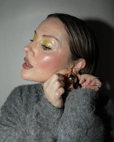 Learn Katie Jane Hughes's Sweat-Defying Hack for Dewy Skin | Who What Wear Glowy Skin Aesthetic, Editorial Makeup Photography, Makeup Looks Editorial, Glowy Skin Makeup, Editorial Makeup Looks, Celebrity Editorial, Makeup Film, Skin Highlighter, Katie Jane Hughes