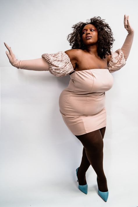 Poses Plus Size, Photography Model Poses, Plus Size Photography, Mode Poses, Poses Photoshoot, Plus Size Posing, Shooting Studio, Plus Zise, Concept Photography