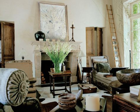 Tarlow’s Los Angeles living room. - ELLEDecor.com Contrast Living Room, High Contrast Living Room, Rose Tarlow Interiors, Los Angeles Living, Preppy House, Cheap Living Room Decor, Southern Home Interior, Rose Tarlow, Cheap Apartment Decorating