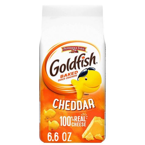 Serve up a snack the whole family will enjoy with Pepperidge Farm Goldfish Cheddar Cheese Crackers, the fun, fish-shaped snack crackers with a smile. These baked cheese snacks are made with ingredients you can feel good about, including 100% real Cheddar cheese and no artificial flavors or preservatives. The great taste and fun, bite-sized shape of Goldfish crackers make them the perfect at-home or on-the-go snacks for kids and adults. This 6.6-ounce bag contains roughly 6 satisfying servings an Walmart Snacks Ideas, Corner Store Snacks, Kids Lunch Snacks, Dance Necessities, Grocery Snacks, Aesthetic Snacks, Snacks Png, Goldfish Snack, Good Snacks