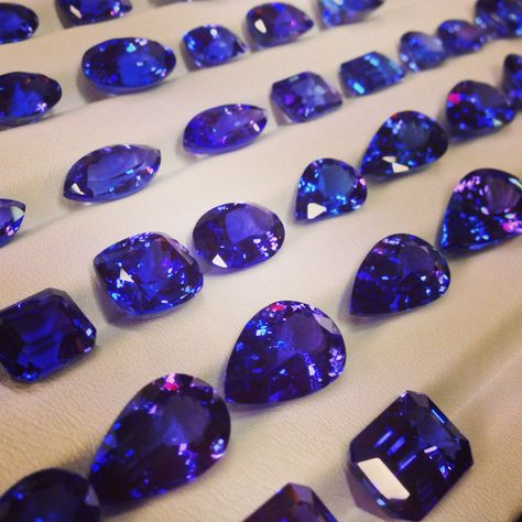 Tanzanites!!!!!!! Kat Florence Jewellery Gem Cave, Tanzanite Jewelry, Tanzanite Stone, Crystal Healing Stones, Jewelry Accessories Ideas, Rare Gems, Natural Tanzanite, Minerals And Gemstones, Precious Gems