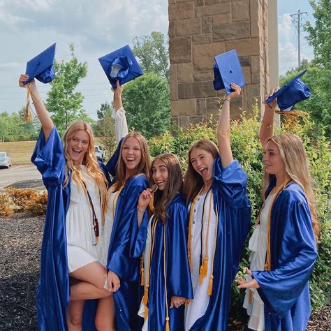 Senior Superlatives Ideas Pictures, Blue Grad Gown And Cap, Graduation Day Poses With Friends, Cute Grad Pics With Friends, Grad Pic Ideas With Friends, Grad Friends Photoshoot, Graduation Pictures Middle School, Grad Pic Poses With Friends, Friend Group Grad Pics