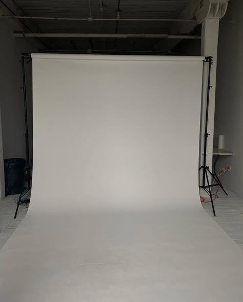 Photoshoot Background Plain, White Photo Shoot Background, Vogue Background For Editing, Indoor Photo Shoot Ideas Backgrounds, Model Background, Photoshoot Background, White Studio Background, Photography Set Up, Background Photo Studio