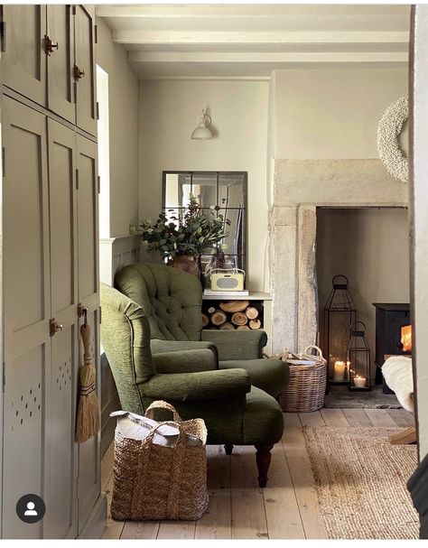 Cottage Interiors Living Rooms, Cotswold Cottage Interior, Home Remodel Diy, Cozy Cottage Interiors, Salons Cottage, Cottage House Interior, Log Burner Living Room, English Cottage Interiors, Cotswold Cottage