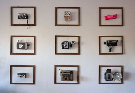 "Not sure what to do with your vintage camera collection [or other collection, for that matter!] that’s sitting around gathering dust? Try displaying them on your wall in frames!" Vintage Camera Decor, Camera Decor, Unique Framing, Cheap Apartment, Camera Art, Old Cameras, Photography Decor, Diy Artwork, Vintage Display