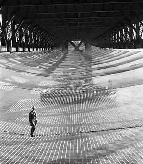 (1930s). A movable safety net placed below the Golden Gate Bridge saved the lives of 19 construction workers. Bridge Construction, Construction Workers, Safety Net, The Golden Gate Bridge, Foto Vintage, Interesting History, Us History, History Lessons, Jolie Photo