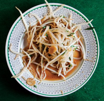 Tauge Goreng (Stir-Fried Bean Sprouts With Chinese Chives) Stir Fry Bean Sprouts, Saveur Recipes, Bean Sprout Recipes, Chives Recipe, Chinese Chives, Bean Sprout, Green Eating, Asian Kitchen, Pork Tenderloin Recipes