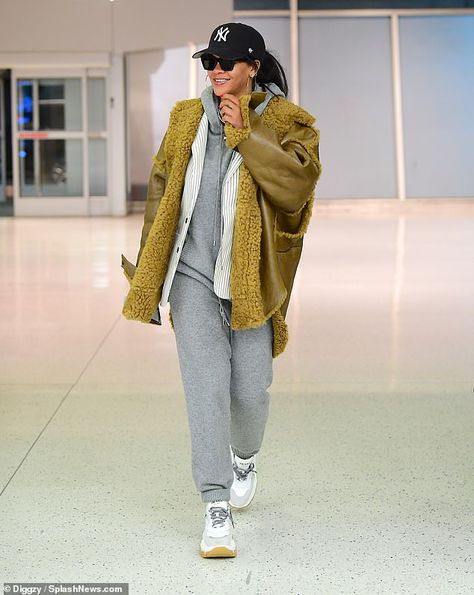 Rihanna Airport Style, Rihanna Airport, Long Coat Outfit, Looks Rihanna, Celebrity Airport Style, Rihanna Outfits, Shorts Outfits Women, Rihanna Style, Bad Gal