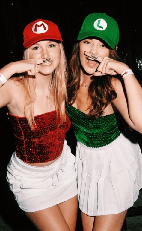 22 Cutest Duo Halloween costumes that are beyond Iconic Costume Halloween Duo, Luigi Halloween Costume, Mario Costume, Costume Carnaval, Cute Group Halloween Costumes, Halloween Costumes For Teens Girls, Matching Halloween Costumes, Bff Halloween Costumes, Trio Halloween Costumes