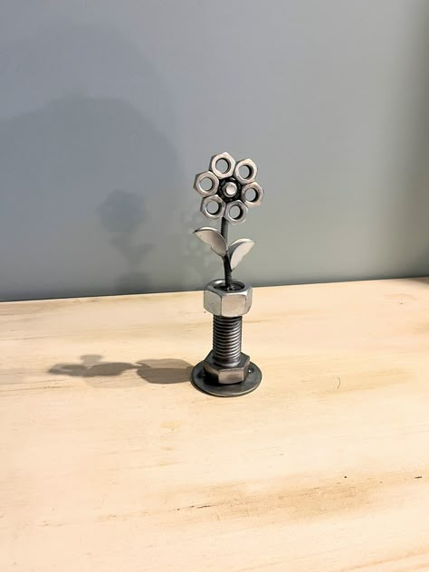 This industrial steel flower and vase is constructed entirely from nuts, bolts, and washers.  The finish is all bare steel with a clear-coat.  Height and appearance vary slightly from photos since each is hand made. Small Welding Projects Ideas, Diy Metal Projects, Nuts And Bolts Art, Welded Flowers, Weld Idea, Flower And Vase, Cool Welding Projects, Welding Crafts, Recycled Metal Art