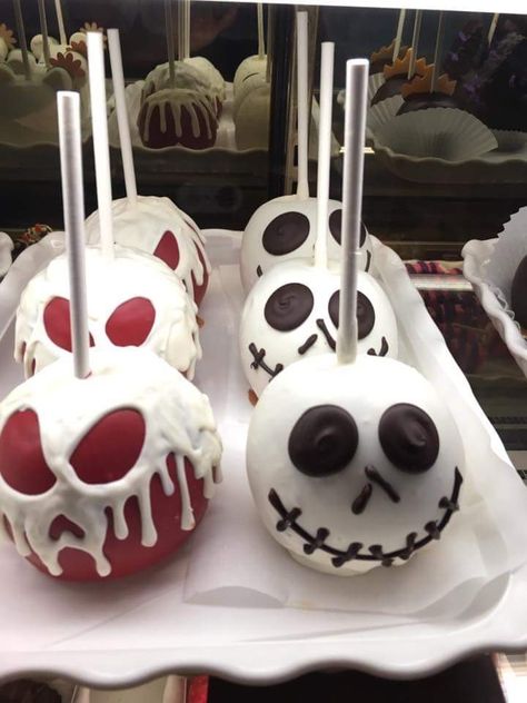 Disneyland Halloween treats Halloween Aesthetic Food, Disneyland Halloween Aesthetic, Halloween Chocolate Covered Strawberries, Easy Halloween Snacks, Holiday Movie Night, Gourmet Apples, Spooky Christmas, Spooky Food, Halloween Food Treats