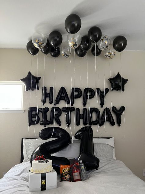 Men’s Birthday Decor Simple, 25 Gifts For 25th Birthday For Him, Decorated Hotel Room For Boyfriend, Birthday Set Up Ideas For Him, Birthday Room Surprise, Bf Birthday, Birthday Party Room, Boyfriends Birthday Ideas, Surprise Birthday Decorations