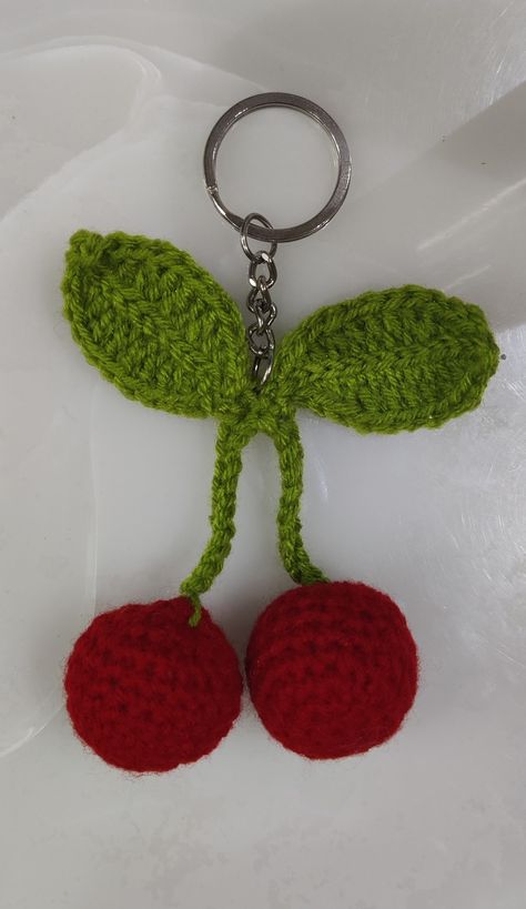 Cherry Cherry Amigurumi, Crochet Cherry Keychain, Starter Crochet, Crochet Keychains, Chanel Decor, Keychain Pattern, Sewing Things, Crochet Collection, Crochet Keychain Pattern