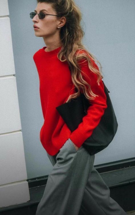 Red Sweater Outfit, Fashion Trend Forecast, Skandinavian Fashion, Mode Casual, Red Sweater, Red Outfit, Casual Chic Style, Mode Vintage, Looks Style