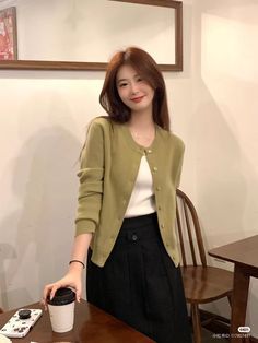 Korean Woman Outfit, Korean Office Look, Simple Korean Outfits, Simple Casual Outfits, Wide Shoulders, Clean Fashion, Woman Outfit, Korean Casual Outfits, Everyday Fashion Outfits