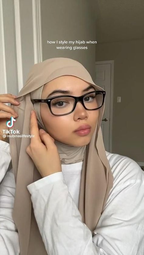 Classic Outfit For Hijab, Easy Hijab Style With Glasses, Hijab Styles For Glasses, Hijab Colour Combination, Hijab Styles For Chubby Face, Hijab Tutorial For Oval Face, Hijab Clothing Style, Hijab Trends Fashion Ideas, How To Wear Hijab With Glasses