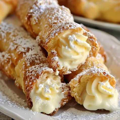 Crisp And Buttery Italian Cream Filled Cannoncini Pastry Puff Recipes Desserts, Abruzzese Recipes, Cannoli Recipes, Napoleons Recipe, Puff Pastry Recipes Dessert, Dessert Gourmet, Pasta Italy, Pastry Puff, Cannoli Recipe