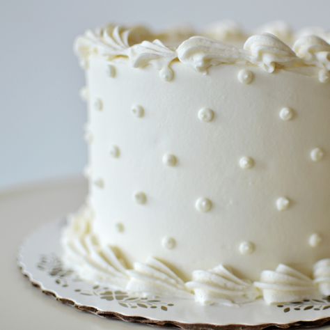 Dotted Swiss Dot Cake Decorating, Swiss Dot Cake, Swiss Dot Wedding Cake, Gender Reveal Cake Ideas Simple White, Simple White Cake Design, Dot Cakes, Wedding Cake Pearls, Sheet Cake Designs, White Birthday Cakes