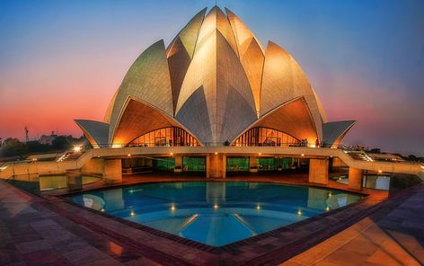 The expressionist temple was completed in 1986 and had become the most popular attraction in the city. Lotus Temple, India Gate, India Photography, Hampi, Religious Architecture, India Tour, Indian Architecture, Unique Buildings, Varanasi