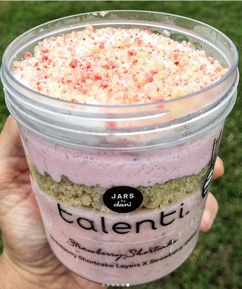 @talentibydani are basically parfaits featuring Talenti’s gelato and some of Dani’s delicious creations. Check these flavors out:“Strawberry Shortcake” - Strawberry gelato / sugar cookie pieces / strawberry filling / whipped cream / strawberry shortcake crumble. Munchies Ideas, Strawberry Shortcake Crumble, Shortcake Crumble, Whipped Cream Strawberry, Strawberry Gelato, Talenti Gelato, Cake Jars, Pastries Recipes Dessert, Homemade Recipe Books